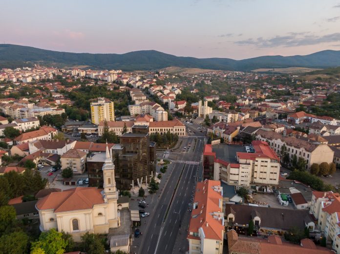 Vedere asupra municipiului Zalău și a comunității locale